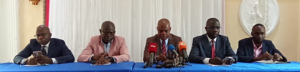 Au-delà de la question sécuritaire, c’est surtout la fragilité économique du secteur qui apparaît comme le talon d’Achille du système médiatique congolais. L’absence de redistribution effective de la redevance audiovisuelle depuis 2003 illustre les dysfonctionnements persistants dans le financement des médias publics. Certes, la création d’un fonds d’appui à la presse, doté de 60 millions de Frs Cfa dans la loi de finances 2025, constitue une avancée notable.