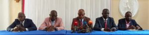 Au-delà de la question sécuritaire, c’est surtout la fragilité économique du secteur qui apparaît comme le talon d’Achille du système médiatique congolais. L’absence de redistribution effective de la redevance audiovisuelle depuis 2003 illustre les dysfonctionnements persistants dans le financement des médias publics. Certes, la création d’un fonds d’appui à la presse, doté de 60 millions de Frs Cfa dans la loi de finances 2025, constitue une avancée notable.