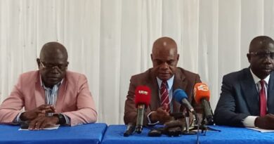 Au-delà de la question sécuritaire, c’est surtout la fragilité économique du secteur qui apparaît comme le talon d’Achille du système médiatique congolais. L’absence de redistribution effective de la redevance audiovisuelle depuis 2003 illustre les dysfonctionnements persistants dans le financement des médias publics. Certes, la création d’un fonds d’appui à la presse, doté de 60 millions de Frs Cfa dans la loi de finances 2025, constitue une avancée notable.