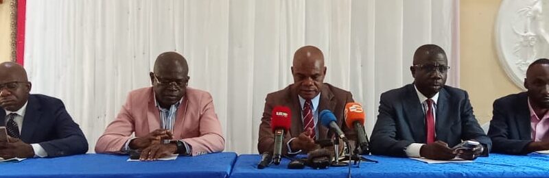 Au-delà de la question sécuritaire, c’est surtout la fragilité économique du secteur qui apparaît comme le talon d’Achille du système médiatique congolais. L’absence de redistribution effective de la redevance audiovisuelle depuis 2003 illustre les dysfonctionnements persistants dans le financement des médias publics. Certes, la création d’un fonds d’appui à la presse, doté de 60 millions de Frs Cfa dans la loi de finances 2025, constitue une avancée notable.