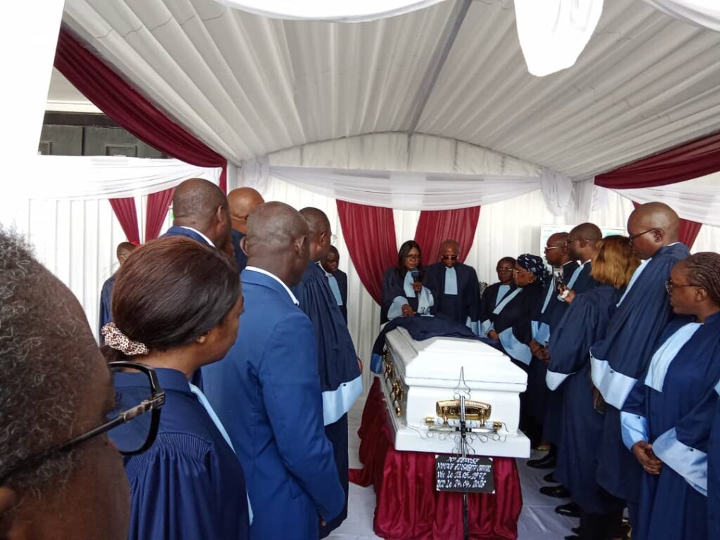 Lors du recueillement, plusieurs personnalités du corps judiciaire congolais se sont prosternées, à tour de rôle, devant la dépouille de l’illustre disparue, entre autres le représentant du Garde des sceaux, ministre de la justice, des droits humains et de la promotion des peuples autochtones ; le procureur général près la Cour suprême, les membres de la Cour suprême, l’avocat général près la Cour suprême et le président de la Cour d’appel de Brazzaville.