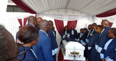 Lors du recueillement, plusieurs personnalités du corps judiciaire congolais se sont prosternées, à tour de rôle, devant la dépouille de l’illustre disparue, entre autres le représentant du Garde des sceaux, ministre de la justice, des droits humains et de la promotion des peuples autochtones ; le procureur général près la Cour suprême, les membres de la Cour suprême, l’avocat général près la Cour suprême et le président de la Cour d’appel de Brazzaville.