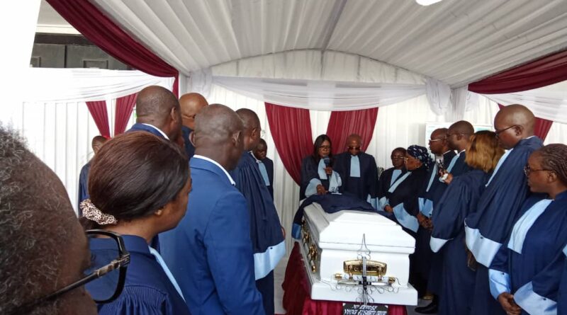 Lors du recueillement, plusieurs personnalités du corps judiciaire congolais se sont prosternées, à tour de rôle, devant la dépouille de l’illustre disparue, entre autres le représentant du Garde des sceaux, ministre de la justice, des droits humains et de la promotion des peuples autochtones ; le procureur général près la Cour suprême, les membres de la Cour suprême, l’avocat général près la Cour suprême et le président de la Cour d’appel de Brazzaville.