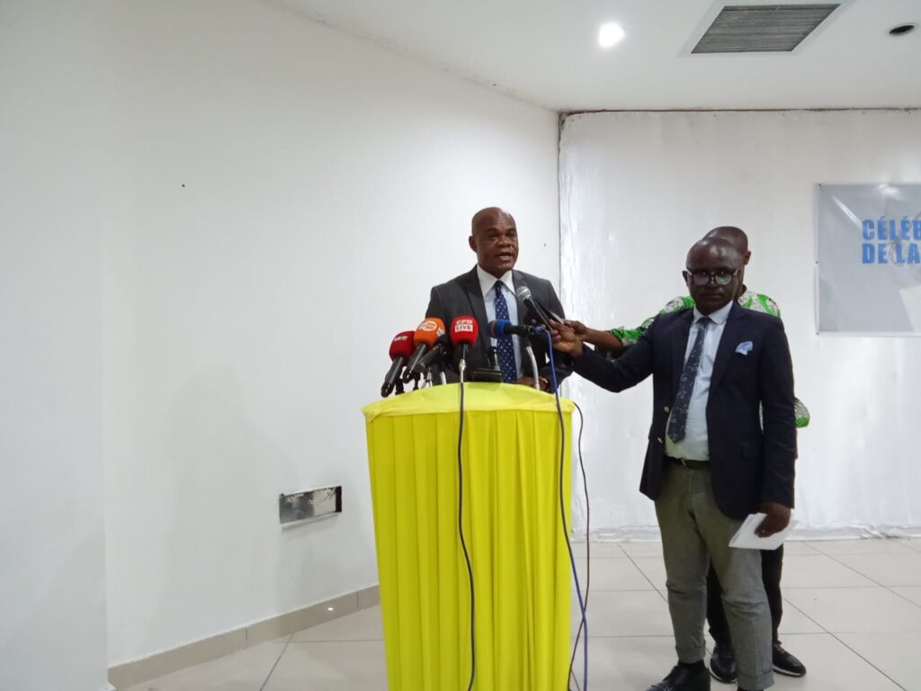 L’association Journalisme et éthique Congo (Jec) et l’Union des professionnels de la presse du Congo (Uppc) ont appelé, le 8 mai à Brazzaville, les pouvoirs publics à ne pas perdre de vue la précarité persistante de la presse congolaise, afin de lui donner les moyens susceptibles de lui permettre de jouer pleinement son rôle d’acteur de la consolidation de la démocratie, de la paix, de la cohésion sociale et de la construction du développement.