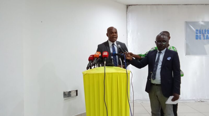 L’association Journalisme et éthique Congo (Jec) et l’Union des professionnels de la presse du Congo (Uppc) ont appelé, le 8 mai à Brazzaville, les pouvoirs publics à ne pas perdre de vue la précarité persistante de la presse congolaise, afin de lui donner les moyens susceptibles de lui permettre de jouer pleinement son rôle d’acteur de la consolidation de la démocratie, de la paix, de la cohésion sociale et de la construction du développement.