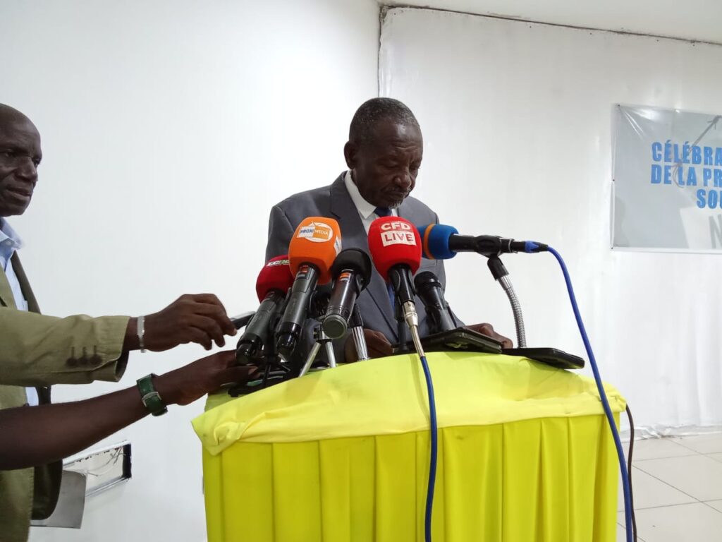 L’association Journalisme et éthique Congo (Jec) et l’Union des professionnels de la presse du Congo (Uppc) ont appelé, le 8 mai à Brazzaville, les pouvoirs publics à ne pas perdre de vue la précarité persistante de la presse congolaise, afin de lui donner les moyens susceptibles de lui permettre de jouer pleinement son rôle d’acteur de la consolidation de la démocratie, de la paix, de la cohésion sociale et de la construction du développement.