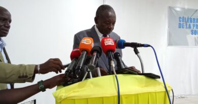 L’association Journalisme et éthique Congo (Jec) et l’Union des professionnels de la presse du Congo (Uppc) ont appelé, le 8 mai à Brazzaville, les pouvoirs publics à ne pas perdre de vue la précarité persistante de la presse congolaise, afin de lui donner les moyens susceptibles de lui permettre de jouer pleinement son rôle d’acteur de la consolidation de la démocratie, de la paix, de la cohésion sociale et de la construction du développement.