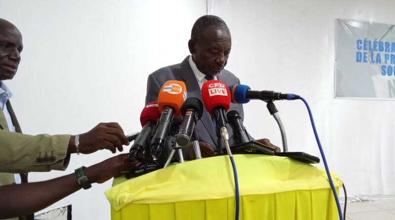 L’association Journalisme et éthique Congo (Jec) et l’Union des professionnels de la presse du Congo (Uppc) ont appelé, le 8 mai à Brazzaville, les pouvoirs publics à ne pas perdre de vue la précarité persistante de la presse congolaise, afin de lui donner les moyens susceptibles de lui permettre de jouer pleinement son rôle d’acteur de la consolidation de la démocratie, de la paix, de la cohésion sociale et de la construction du développement.