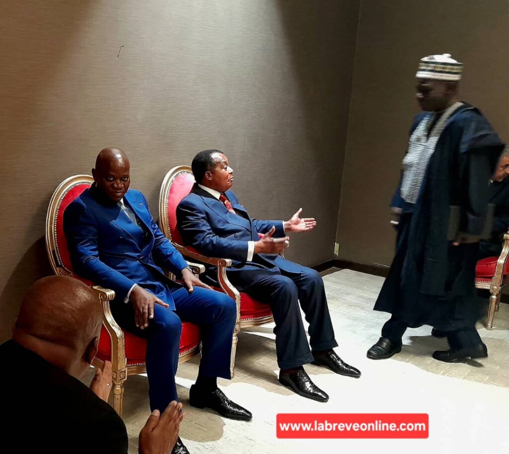 Dans son allocution, le chef de l’État congolais a insisté sur l’urgence d’accélérer la libre circulation des personnes et des biens en Afrique, tout en plaidant pour une intégration économique plus poussée et l’adoption d’un passeport africain unique. « À partir du 1er janvier 2027, l’entrée en République du Congo ne sera plus soumise au visa pour les ressortissants africains », a-t-il déclaré sous les applaudissements des participants.