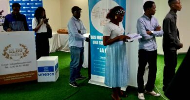 Il a rappelé que la Commission nationale congolaise pour l’UNESCO, créée en 1963 après l’adhésion du Congo à l’UNESCO en 1962, joue un rôle d’organe de liaison entre l’organisation onusienne et les acteurs nationaux des secteurs de l’éducation, de la science et de la culture. Au cours de son exposé, Bokoumaka a insisté sur la nécessité de promouvoir la culture de la paix à travers les attitudes, les comportements et les modes de vie favorisant le mieux-vivre ensemble.