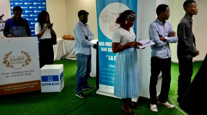 Il a rappelé que la Commission nationale congolaise pour l’UNESCO, créée en 1963 après l’adhésion du Congo à l’UNESCO en 1962, joue un rôle d’organe de liaison entre l’organisation onusienne et les acteurs nationaux des secteurs de l’éducation, de la science et de la culture. Au cours de son exposé, Bokoumaka a insisté sur la nécessité de promouvoir la culture de la paix à travers les attitudes, les comportements et les modes de vie favorisant le mieux-vivre ensemble.