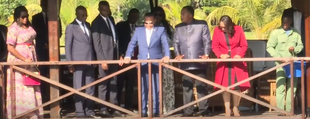 Comme à l’accoutumée lors des visites d’hôtes de marque à Oyo, le chef de l’État congolais a mis en avant les projets agricoles, pastoraux et piscicoles qu’il développe dans cette partie septentrionale du pays. Au lendemain de leur entretien du 13 mai, le président malgache s’est ainsi rendu dans plusieurs sites économiques et patrimoniaux de la région. La première étape de cette tournée l’a conduit dans les unités piscicoles de Mossaka et de Moloto, où sont exploités plusieurs étangs poissonniers. Accompagné de membres du gouvernement, notamment des ministres des Affaires étrangères et de l’Intérieur, Mikael Rondrianirina a pu observer les dispositifs de production halieutique mis en place dans la zone.