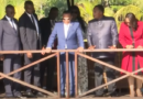 Comme à l’accoutumée lors des visites d’hôtes de marque à Oyo, le chef de l’État congolais a mis en avant les projets agricoles, pastoraux et piscicoles qu’il développe dans cette partie septentrionale du pays. Au lendemain de leur entretien du 13 mai, le président malgache s’est ainsi rendu dans plusieurs sites économiques et patrimoniaux de la région. La première étape de cette tournée l’a conduit dans les unités piscicoles de Mossaka et de Moloto, où sont exploités plusieurs étangs poissonniers. Accompagné de membres du gouvernement, notamment des ministres des Affaires étrangères et de l’Intérieur, Mikael Rondrianirina a pu observer les dispositifs de production halieutique mis en place dans la zone.