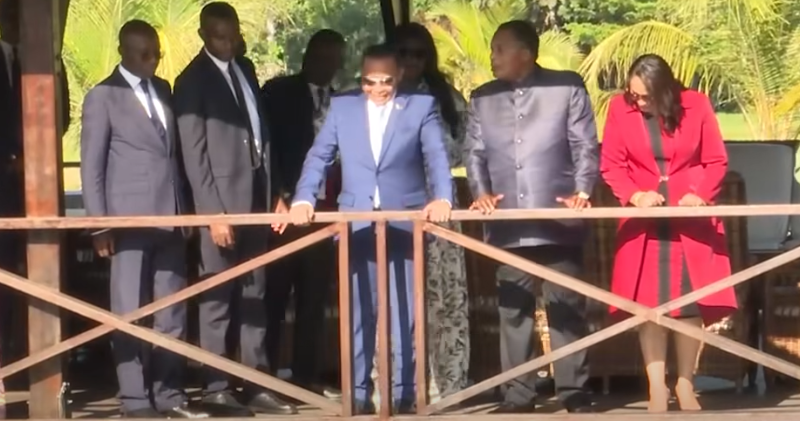 Comme à l’accoutumée lors des visites d’hôtes de marque à Oyo, le chef de l’État congolais a mis en avant les projets agricoles, pastoraux et piscicoles qu’il développe dans cette partie septentrionale du pays. Au lendemain de leur entretien du 13 mai, le président malgache s’est ainsi rendu dans plusieurs sites économiques et patrimoniaux de la région. La première étape de cette tournée l’a conduit dans les unités piscicoles de Mossaka et de Moloto, où sont exploités plusieurs étangs poissonniers. Accompagné de membres du gouvernement, notamment des ministres des Affaires étrangères et de l’Intérieur, Mikael Rondrianirina a pu observer les dispositifs de production halieutique mis en place dans la zone.