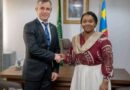 Pour Kinshasa, cette ouverture vers Kiev s’inscrit dans une politique de diversification des partenariats internationaux, alors que la RDC cherche à renforcer sa présence diplomatique et économique sur la scène mondiale. De son côté, l’Ukraine poursuit son rapprochement avec plusieurs pays africains afin d’élargir ses partenariats politiques et économiques sur le continent.
