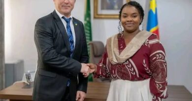 Pour Kinshasa, cette ouverture vers Kiev s’inscrit dans une politique de diversification des partenariats internationaux, alors que la RDC cherche à renforcer sa présence diplomatique et économique sur la scène mondiale. De son côté, l’Ukraine poursuit son rapprochement avec plusieurs pays africains afin d’élargir ses partenariats politiques et économiques sur le continent.