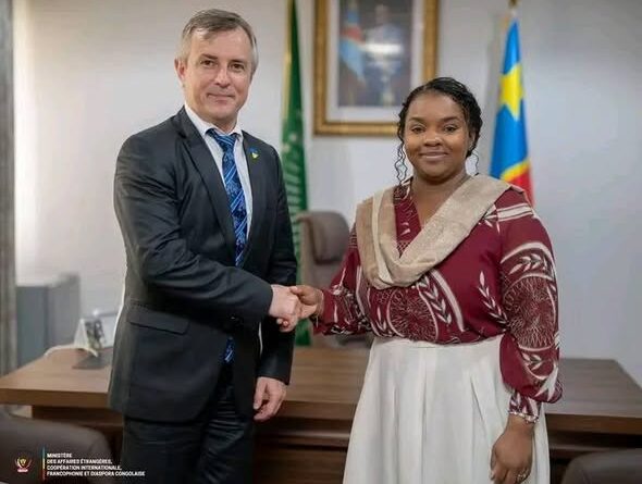 Pour Kinshasa, cette ouverture vers Kiev s’inscrit dans une politique de diversification des partenariats internationaux, alors que la RDC cherche à renforcer sa présence diplomatique et économique sur la scène mondiale. De son côté, l’Ukraine poursuit son rapprochement avec plusieurs pays africains afin d’élargir ses partenariats politiques et économiques sur le continent.