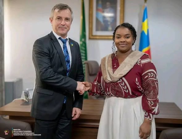 Pour Kinshasa, cette ouverture vers Kiev s’inscrit dans une politique de diversification des partenariats internationaux, alors que la RDC cherche à renforcer sa présence diplomatique et économique sur la scène mondiale. De son côté, l’Ukraine poursuit son rapprochement avec plusieurs pays africains afin d’élargir ses partenariats politiques et économiques sur le continent.