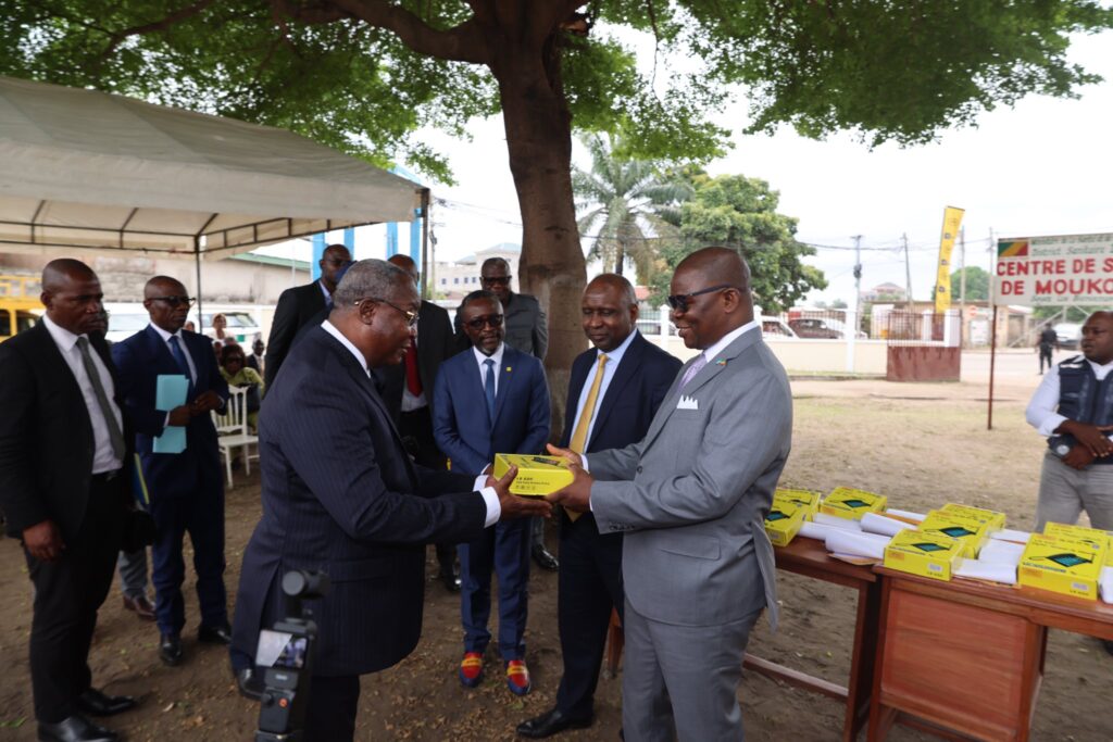 Le gouvernement congolais, en partenariat avec l’Organisation mondiale de la santé (Oms) et la Fondation MTN Congo, a lancé le 15 mai au Centre de santé intégré (Csi) de Moukondo, dans le quatrième arrondissement Moungali à Brazzaville, le projet de référence obstétricale destiné à renforcer la prise en charge des femmes enceintes et à réduire la mortalité maternelle et infantile. La cérémonie de lancement a été présidée par le ministre de la santé et de la population, le professeur Jean Rosaire Ibara, en présence du représentant résident de l’Oms au Congo, du directeur de la Fondation MTN Congo ainsi que des responsables des différents Csi de Brazzaville.