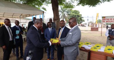 Le gouvernement congolais, en partenariat avec l’Organisation mondiale de la santé (Oms) et la Fondation MTN Congo, a lancé le 15 mai au Centre de santé intégré (Csi) de Moukondo, dans le quatrième arrondissement Moungali à Brazzaville, le projet de référence obstétricale destiné à renforcer la prise en charge des femmes enceintes et à réduire la mortalité maternelle et infantile. La cérémonie de lancement a été présidée par le ministre de la santé et de la population, le professeur Jean Rosaire Ibara, en présence du représentant résident de l’Oms au Congo, du directeur de la Fondation MTN Congo ainsi que des responsables des différents Csi de Brazzaville.