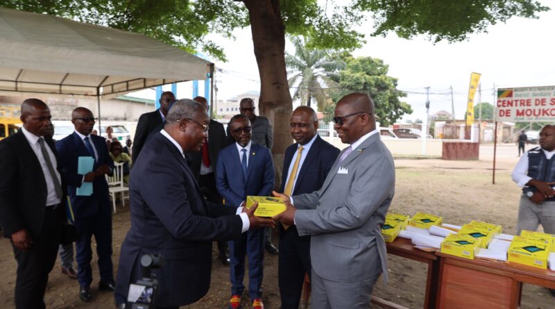 Le gouvernement congolais, en partenariat avec l’Organisation mondiale de la santé (Oms) et la Fondation MTN Congo, a lancé le 15 mai au Centre de santé intégré (Csi) de Moukondo, dans le quatrième arrondissement Moungali à Brazzaville, le projet de référence obstétricale destiné à renforcer la prise en charge des femmes enceintes et à réduire la mortalité maternelle et infantile. La cérémonie de lancement a été présidée par le ministre de la santé et de la population, le professeur Jean Rosaire Ibara, en présence du représentant résident de l’Oms au Congo, du directeur de la Fondation MTN Congo ainsi que des responsables des différents Csi de Brazzaville.