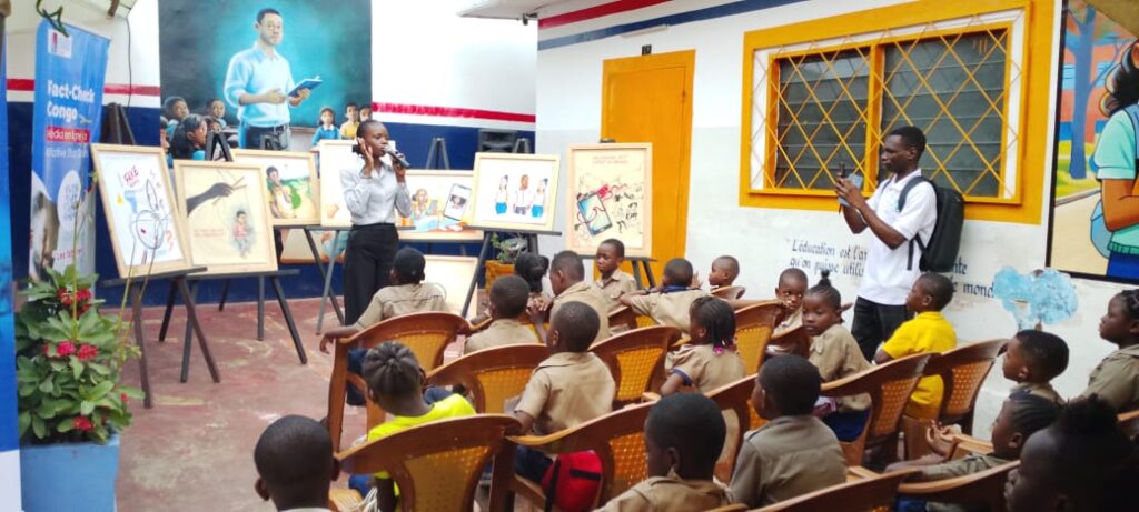 L’Initiative Stop Désinfo (ISD), en partenariat avec Journalisme Éthique Congo (JEC) et Fact Check Congo, a organisé, le 6 juin à Brazzaville, une rencontre citoyenne sous forme d’exposition de tableaux photographiques. Cette activité visait à sensibiliser 90 élèves du complexe scolaire Eduschool aux dangers de la désinformation, à la prolifération des fausses informations ainsi qu’à leur diffusion sur les réseaux sociaux et dans les espaces publics.