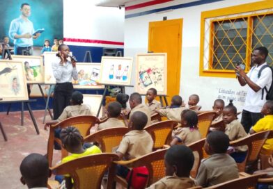L’Initiative Stop Désinfo (ISD), en partenariat avec Journalisme Éthique Congo (JEC) et Fact Check Congo, a organisé, le 6 juin à Brazzaville, une rencontre citoyenne sous forme d’exposition de tableaux photographiques. Cette activité visait à sensibiliser 90 élèves du complexe scolaire Eduschool aux dangers de la désinformation, à la prolifération des fausses informations ainsi qu’à leur diffusion sur les réseaux sociaux et dans les espaces publics.