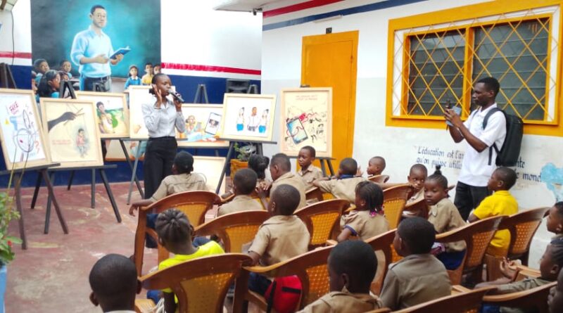 L’Initiative Stop Désinfo (ISD), en partenariat avec Journalisme Éthique Congo (JEC) et Fact Check Congo, a organisé, le 6 juin à Brazzaville, une rencontre citoyenne sous forme d’exposition de tableaux photographiques. Cette activité visait à sensibiliser 90 élèves du complexe scolaire Eduschool aux dangers de la désinformation, à la prolifération des fausses informations ainsi qu’à leur diffusion sur les réseaux sociaux et dans les espaces publics.