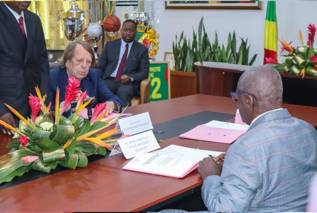Le football congolais mise une nouvelle fois sur l’expérience. Onze ans après son premier passage sur le banc des Diables Rouges, Claude Le Roy a officiellement signé, le 22 juin à Brazzaville, un contrat de deux ans avec l’État congolais. Sa mission est claire : redonner un souffle à une sélection nationale en perte de repères et tenter de la conduire vers une qualification à la Coupe d’Afrique des nations (CAN) 2027.