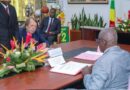 Le football congolais mise une nouvelle fois sur l’expérience. Onze ans après son premier passage sur le banc des Diables Rouges, Claude Le Roy a officiellement signé, le 22 juin à Brazzaville, un contrat de deux ans avec l’État congolais. Sa mission est claire : redonner un souffle à une sélection nationale en perte de repères et tenter de la conduire vers une qualification à la Coupe d’Afrique des nations (CAN) 2027.