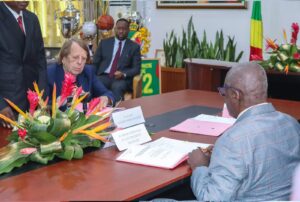 Le football congolais mise une nouvelle fois sur l’expérience. Onze ans après son premier passage sur le banc des Diables Rouges, Claude Le Roy a officiellement signé, le 22 juin à Brazzaville, un contrat de deux ans avec l’État congolais. Sa mission est claire : redonner un souffle à une sélection nationale en perte de repères et tenter de la conduire vers une qualification à la Coupe d’Afrique des nations (CAN) 2027.