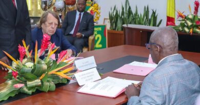 Le football congolais mise une nouvelle fois sur l’expérience. Onze ans après son premier passage sur le banc des Diables Rouges, Claude Le Roy a officiellement signé, le 22 juin à Brazzaville, un contrat de deux ans avec l’État congolais. Sa mission est claire : redonner un souffle à une sélection nationale en perte de repères et tenter de la conduire vers une qualification à la Coupe d’Afrique des nations (CAN) 2027.
