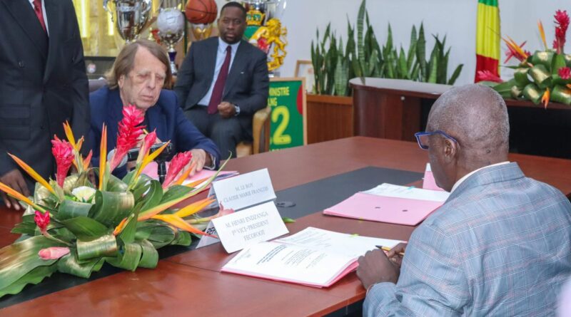 Le football congolais mise une nouvelle fois sur l’expérience. Onze ans après son premier passage sur le banc des Diables Rouges, Claude Le Roy a officiellement signé, le 22 juin à Brazzaville, un contrat de deux ans avec l’État congolais. Sa mission est claire : redonner un souffle à une sélection nationale en perte de repères et tenter de la conduire vers une qualification à la Coupe d’Afrique des nations (CAN) 2027.