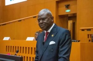 Dans un passage particulièrement remarqué, Anatole Collinet Makosso a dressé la liste des préoccupations auxquelles les Congolais attendent des réponses concrètes : pénuries d’eau et d’électricité, difficultés d’approvisionnement en carburant, vie chère, état des routes, gestion des déchets, paiement des pensions de retraite ou encore qualité des services publics.