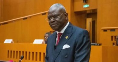 Dans un passage particulièrement remarqué, Anatole Collinet Makosso a dressé la liste des préoccupations auxquelles les Congolais attendent des réponses concrètes : pénuries d’eau et d’électricité, difficultés d’approvisionnement en carburant, vie chère, état des routes, gestion des déchets, paiement des pensions de retraite ou encore qualité des services publics.