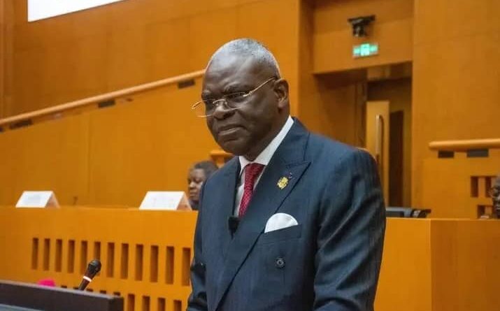Dans un passage particulièrement remarqué, Anatole Collinet Makosso a dressé la liste des préoccupations auxquelles les Congolais attendent des réponses concrètes : pénuries d’eau et d’électricité, difficultés d’approvisionnement en carburant, vie chère, état des routes, gestion des déchets, paiement des pensions de retraite ou encore qualité des services publics.