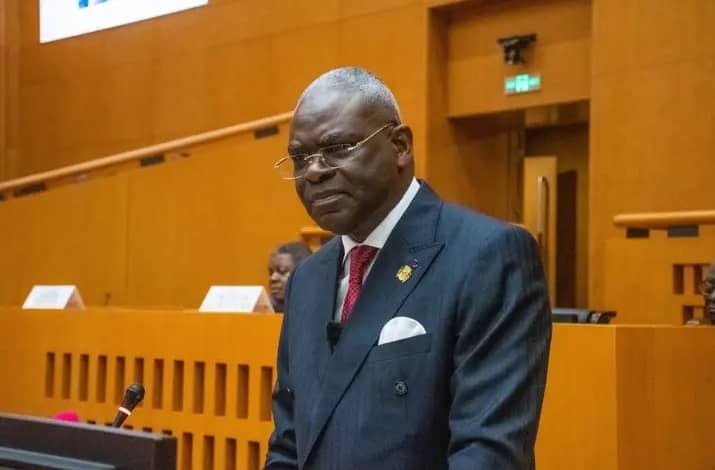 Dans un passage particulièrement remarqué, Anatole Collinet Makosso a dressé la liste des préoccupations auxquelles les Congolais attendent des réponses concrètes : pénuries d’eau et d’électricité, difficultés d’approvisionnement en carburant, vie chère, état des routes, gestion des déchets, paiement des pensions de retraite ou encore qualité des services publics.