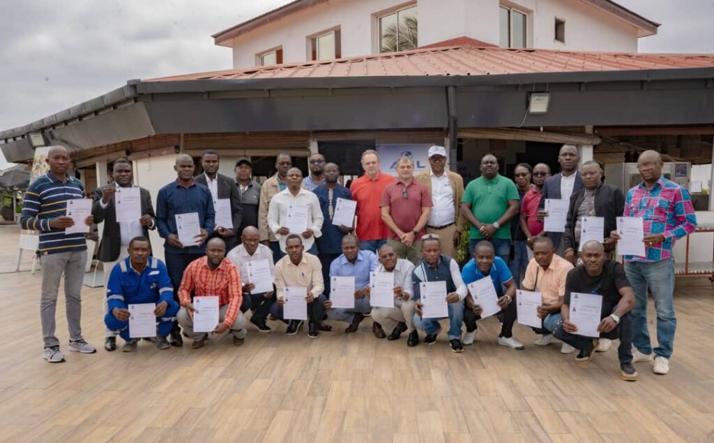 Le 20 juin 2026, Africa Global Logistics (AGL) Congo a procédé à la remise officielle des certificats d’aptitude à la conduite en sécurité CACES® R483 (grues mobiles) à 25 collaborateurs dont 21 grutiers, 2 superviseurs de levage et 2 techniciens de maintenance, marquant une étape majeure dans le renforcement des compétences techniques et opérationnelles au sein de l’entreprise.