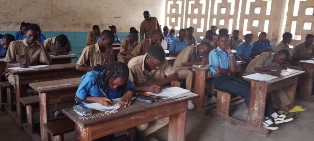 Au total, 131 066 candidats, dont 67 635 filles, répartis dans 558 centres d’examen, participent du 23 au 26 juin 2026 aux épreuves écrites du Brevet d’études du premier cycle (BEPC) sur l’ensemble du territoire national, ainsi qu’en Chine et à Luanda-Cabinda. Le lancement officiel de cet examen d’État a été effectué le 23 juin à Brazzaville par le ministre de l’Enseignement préscolaire, primaire, secondaire et de l’Alphabétisation, Jean Luc Mouthou, en présence du ministre délégué auprès du ministre des Sports, de la Jeunesse et de l’Éducation civique, chargé de la Jeunesse et de l’Éducation, Prince Michrist Kaba Mboko, ainsi que de plusieurs autorités politiques, administratives et acteurs de la communauté éducative.