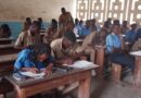Au total, 131 066 candidats, dont 67 635 filles, répartis dans 558 centres d’examen, participent du 23 au 26 juin 2026 aux épreuves écrites du Brevet d’études du premier cycle (BEPC) sur l’ensemble du territoire national, ainsi qu’en Chine et à Luanda-Cabinda. Le lancement officiel de cet examen d’État a été effectué le 23 juin à Brazzaville par le ministre de l’Enseignement préscolaire, primaire, secondaire et de l’Alphabétisation, Jean Luc Mouthou, en présence du ministre délégué auprès du ministre des Sports, de la Jeunesse et de l’Éducation civique, chargé de la Jeunesse et de l’Éducation, Prince Michrist Kaba Mboko, ainsi que de plusieurs autorités politiques, administratives et acteurs de la communauté éducative.