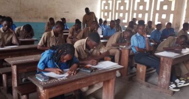 Au total, 131 066 candidats, dont 67 635 filles, répartis dans 558 centres d’examen, participent du 23 au 26 juin 2026 aux épreuves écrites du Brevet d’études du premier cycle (BEPC) sur l’ensemble du territoire national, ainsi qu’en Chine et à Luanda-Cabinda. Le lancement officiel de cet examen d’État a été effectué le 23 juin à Brazzaville par le ministre de l’Enseignement préscolaire, primaire, secondaire et de l’Alphabétisation, Jean Luc Mouthou, en présence du ministre délégué auprès du ministre des Sports, de la Jeunesse et de l’Éducation civique, chargé de la Jeunesse et de l’Éducation, Prince Michrist Kaba Mboko, ainsi que de plusieurs autorités politiques, administratives et acteurs de la communauté éducative.