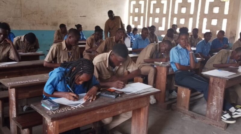 Au total, 131 066 candidats, dont 67 635 filles, répartis dans 558 centres d’examen, participent du 23 au 26 juin 2026 aux épreuves écrites du Brevet d’études du premier cycle (BEPC) sur l’ensemble du territoire national, ainsi qu’en Chine et à Luanda-Cabinda. Le lancement officiel de cet examen d’État a été effectué le 23 juin à Brazzaville par le ministre de l’Enseignement préscolaire, primaire, secondaire et de l’Alphabétisation, Jean Luc Mouthou, en présence du ministre délégué auprès du ministre des Sports, de la Jeunesse et de l’Éducation civique, chargé de la Jeunesse et de l’Éducation, Prince Michrist Kaba Mboko, ainsi que de plusieurs autorités politiques, administratives et acteurs de la communauté éducative.