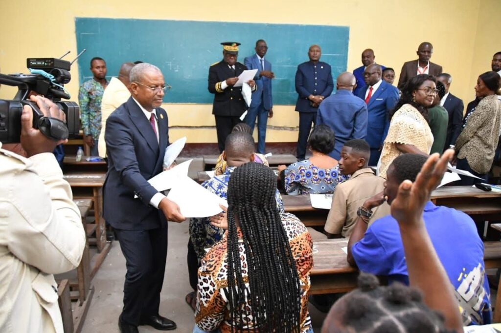 Les épreuves des examens d’État de l’enseignement technique et professionnel ont été officiellement lancées, le 23 juin, sur l’ensemble du territoire national. Au total, 7 371 candidats prennent part à cette session qui se déroulera jusqu’au 27 juin prochain dans 67 centres d’examen. Les postulants sont répartis entre trois diplômes. Le brevet d’études professionnelles (BEP) enregistre 433 candidats, le brevet d’études techniques (BET) concentre l’essentiel des effectifs avec 6 867 candidats, tandis que le brevet de technicien forestier (BTF) compte 71 candidats, tous basés à Mossendjo, dans le département du Niari.