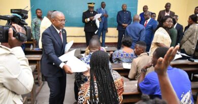 Les épreuves des examens d’État de l’enseignement technique et professionnel ont été officiellement lancées, le 23 juin, sur l’ensemble du territoire national. Au total, 7 371 candidats prennent part à cette session qui se déroulera jusqu’au 27 juin prochain dans 67 centres d’examen. Les postulants sont répartis entre trois diplômes. Le brevet d’études professionnelles (BEP) enregistre 433 candidats, le brevet d’études techniques (BET) concentre l’essentiel des effectifs avec 6 867 candidats, tandis que le brevet de technicien forestier (BTF) compte 71 candidats, tous basés à Mossendjo, dans le département du Niari.