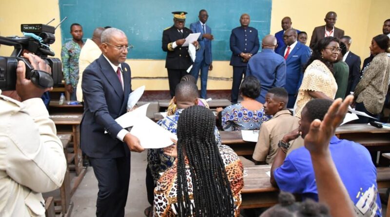 Les épreuves des examens d’État de l’enseignement technique et professionnel ont été officiellement lancées, le 23 juin, sur l’ensemble du territoire national. Au total, 7 371 candidats prennent part à cette session qui se déroulera jusqu’au 27 juin prochain dans 67 centres d’examen. Les postulants sont répartis entre trois diplômes. Le brevet d’études professionnelles (BEP) enregistre 433 candidats, le brevet d’études techniques (BET) concentre l’essentiel des effectifs avec 6 867 candidats, tandis que le brevet de technicien forestier (BTF) compte 71 candidats, tous basés à Mossendjo, dans le département du Niari.
