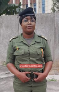 Âgée d’une trentaine d’années, célibataire et mère d’un enfant, la sous-officière appartient à la 12e promotion de l’École nationale des sous-officiers d’active (ENSOA), couvrant la période 2015-2017. Son entrée dans l’armée est le fruit d’un choix mûrement réfléchi, porté par une vocation née dès son plus jeune âge.