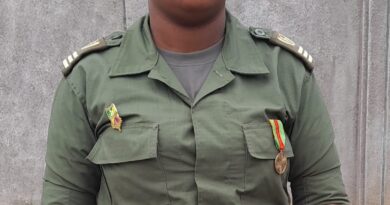 Âgée d’une trentaine d’années, célibataire et mère d’un enfant, la sous-officière appartient à la 12e promotion de l’École nationale des sous-officiers d’active (ENSOA), couvrant la période 2015-2017. Son entrée dans l’armée est le fruit d’un choix mûrement réfléchi, porté par une vocation née dès son plus jeune âge.