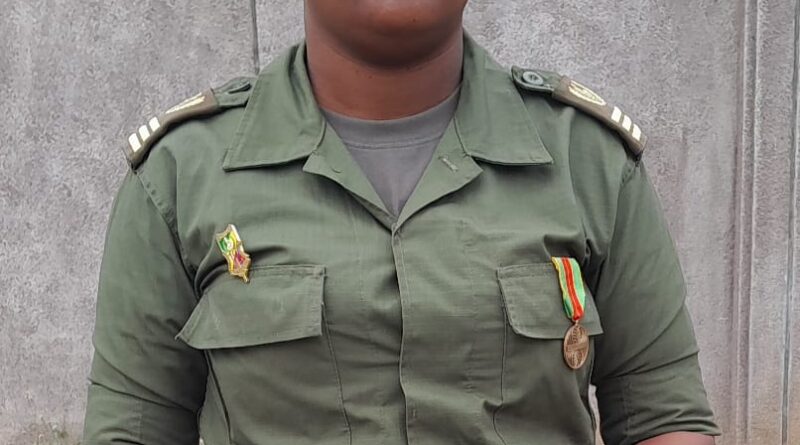 Âgée d’une trentaine d’années, célibataire et mère d’un enfant, la sous-officière appartient à la 12e promotion de l’École nationale des sous-officiers d’active (ENSOA), couvrant la période 2015-2017. Son entrée dans l’armée est le fruit d’un choix mûrement réfléchi, porté par une vocation née dès son plus jeune âge.