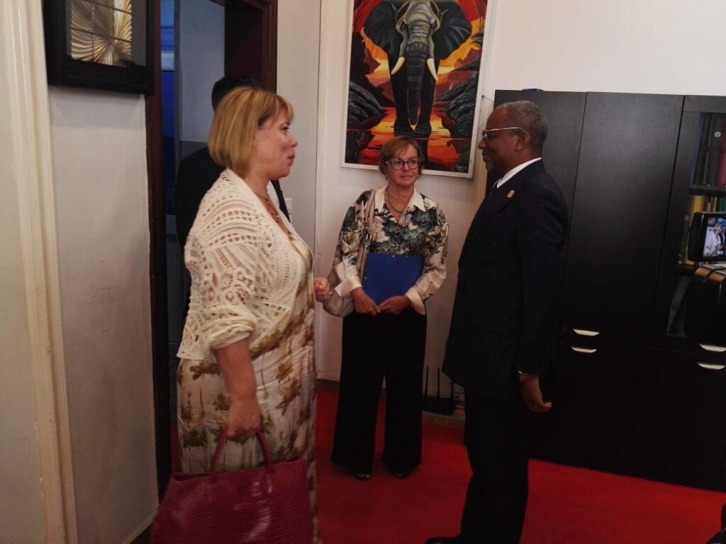 Le ministre de l’Enseignement technique et professionnel, Gustave Fulgence René Adicolle Goum, a reçu en audience l’ambassadrice de France en République du Congo le 26 juin. Cette rencontre a permis aux deux parties de faire le point sur les projets de coopération en cours et d’explorer de nouvelles pistes de partenariat en faveur de la formation professionnelle des jeunes Congolais.