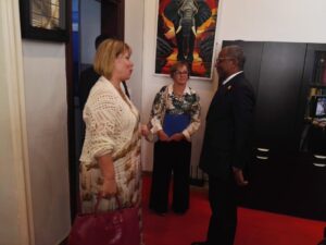 Le ministre de l’Enseignement technique et professionnel, Gustave Fulgence René Adicolle Goum, a reçu en audience l’ambassadrice de France en République du Congo le 26 juin. Cette rencontre a permis aux deux parties de faire le point sur les projets de coopération en cours et d’explorer de nouvelles pistes de partenariat en faveur de la formation professionnelle des jeunes Congolais.